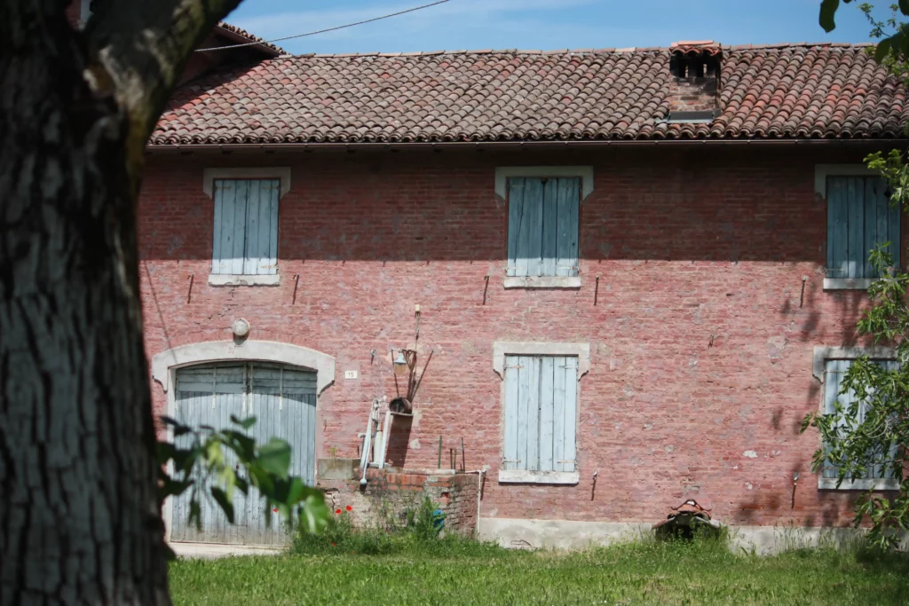 Contrasto di colori in un vecchio casale.