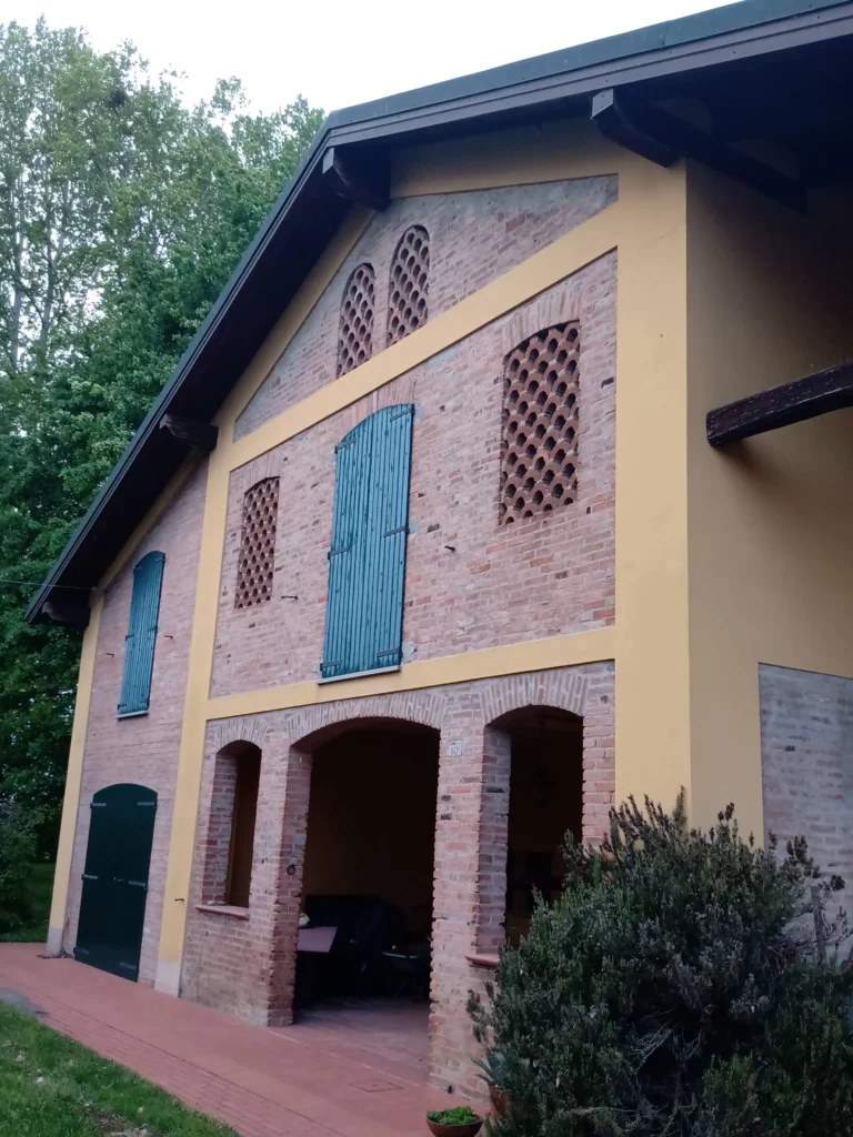 Fienile ristrutturato con le tipiche aperture a graticcio.