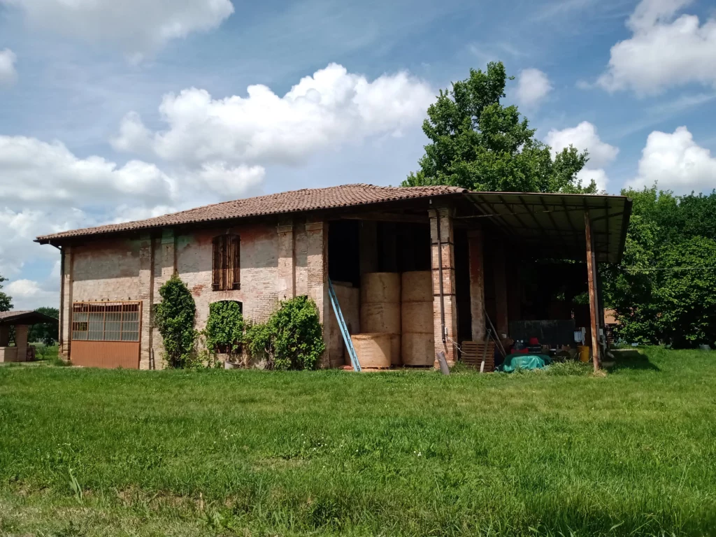 Vecchio fienile con portico unico con pilatri e colonne.