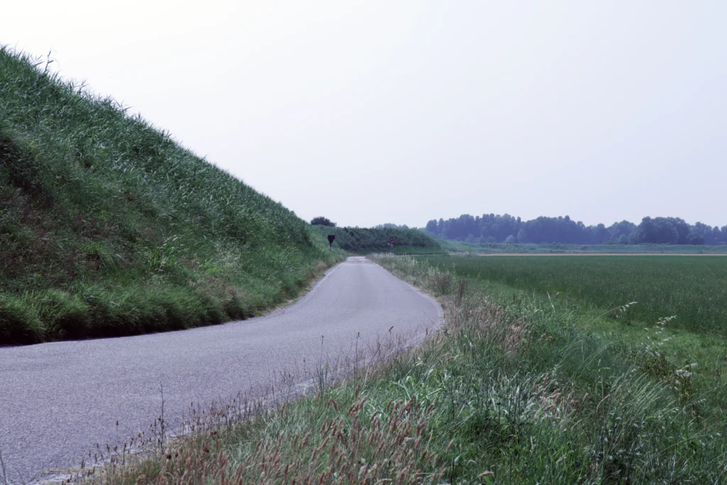 Strada lungo argine