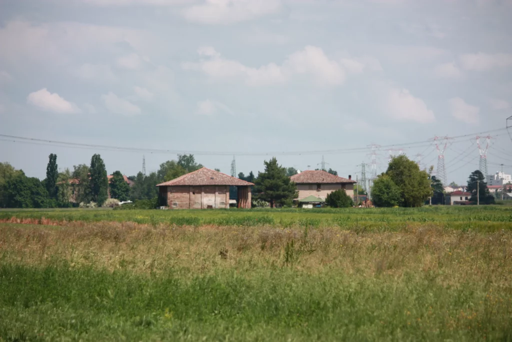 Esempio di vecchio casale a corpi separati. Abitazione e rustico sono due strutture gemelle disposte a squadra intorno alla corte.
