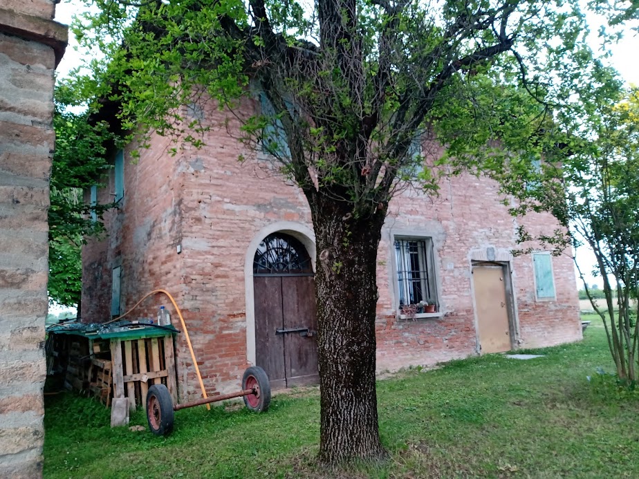 Vecchia casa di campagna nel bolognese