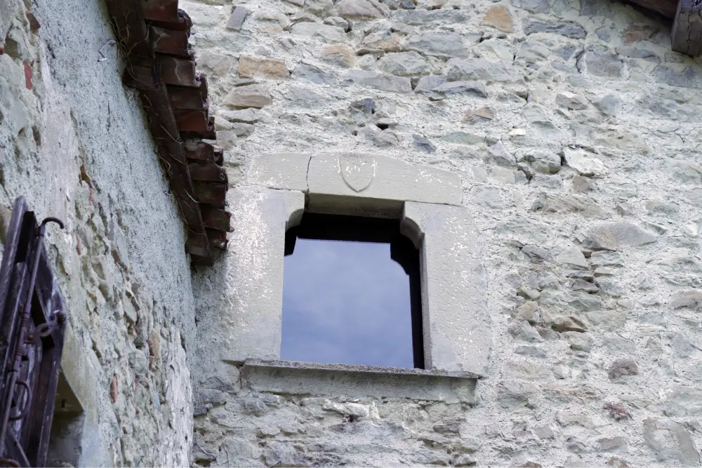 Bellissimo architrave in pietra a Borgo La Scola.