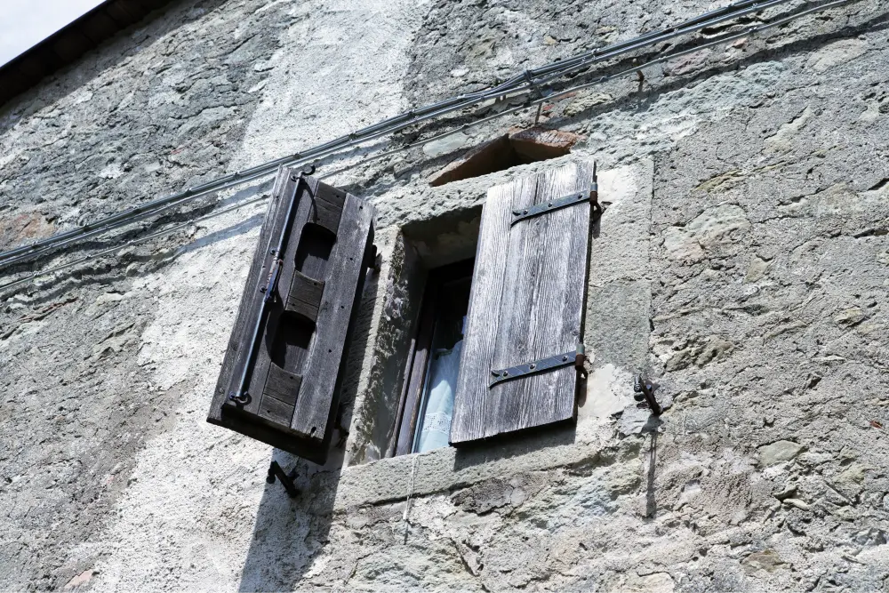 Borgo La Scola dettaglio di una finestra