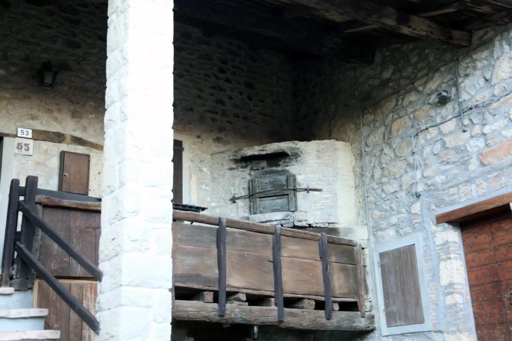 Presso Roffeno. Dettaglio del forno