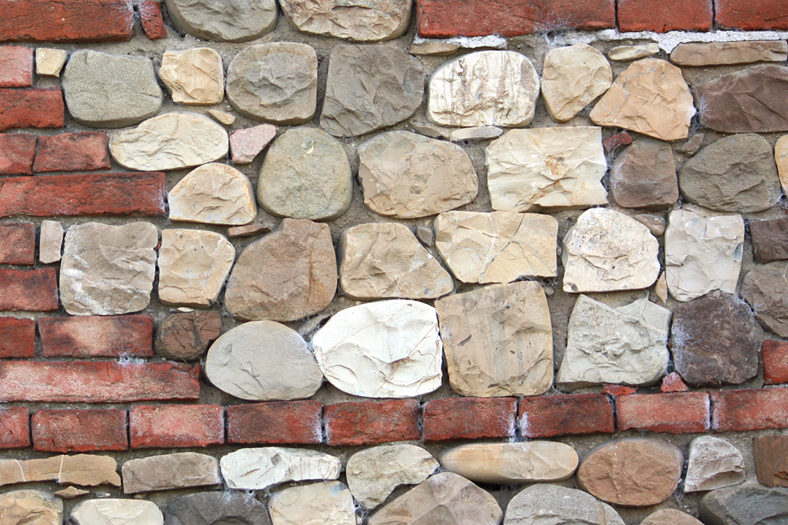 muro con pietre di fiume e mattoni dettaglio