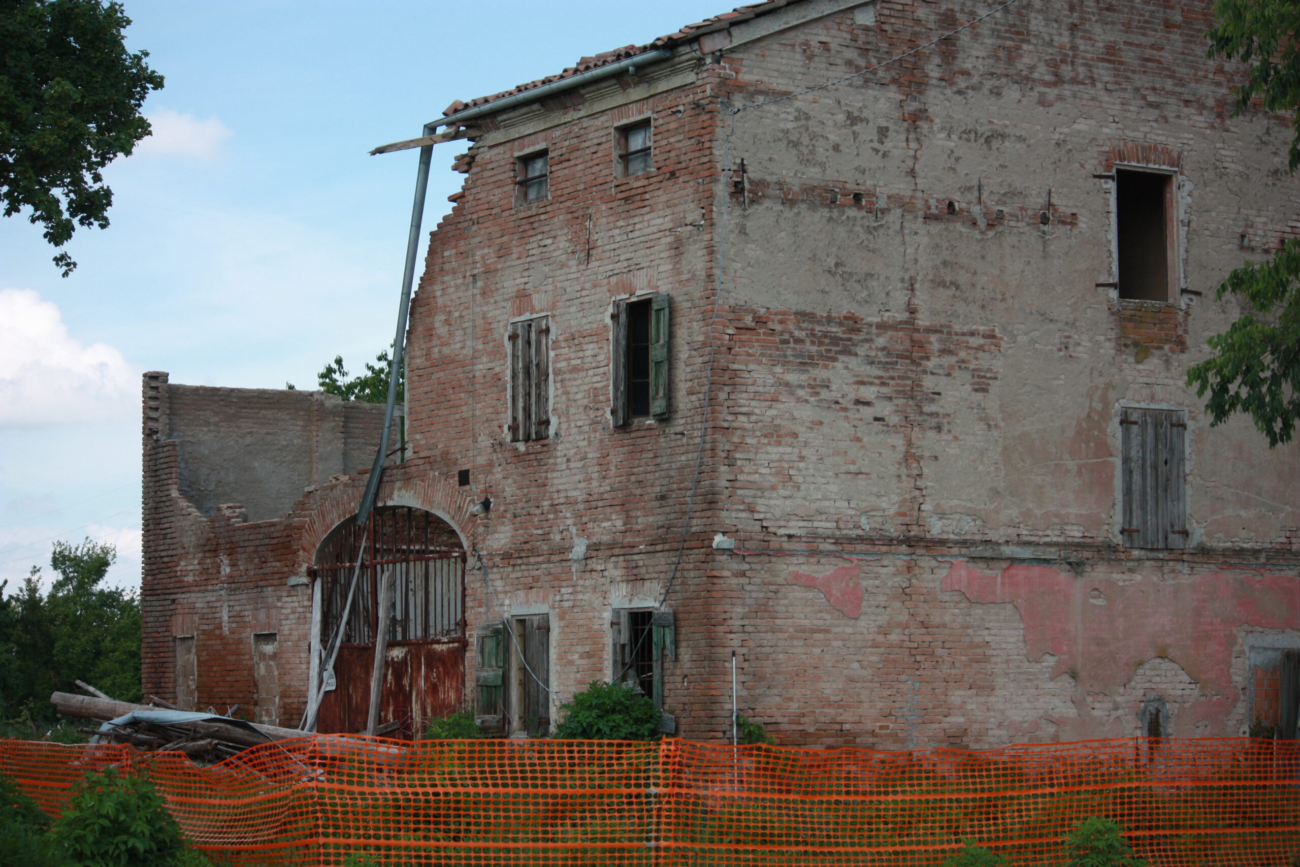 Casale emiliano crollato